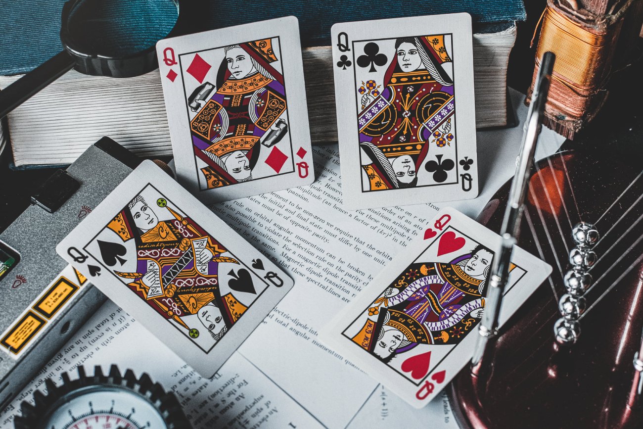 karty do gry Quantum z wizerunkami fizyków i fizyczek