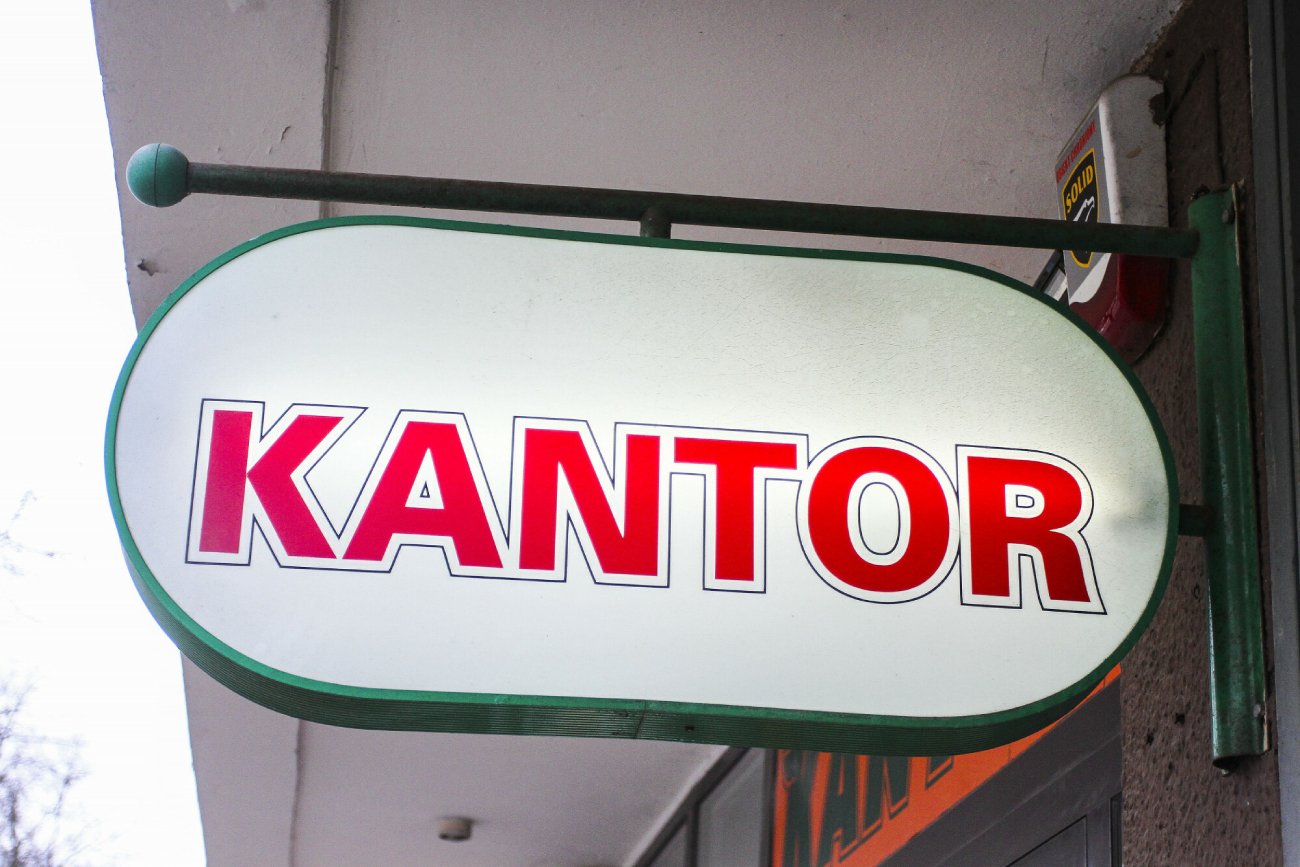 Złoty mocno stracił względem jednej waluty