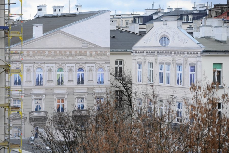 Pomalowane fasady kamienic u zbiegu podwórek na tyłach kamienic przy ulicach Foksal, Nowy Świat i Smolna.