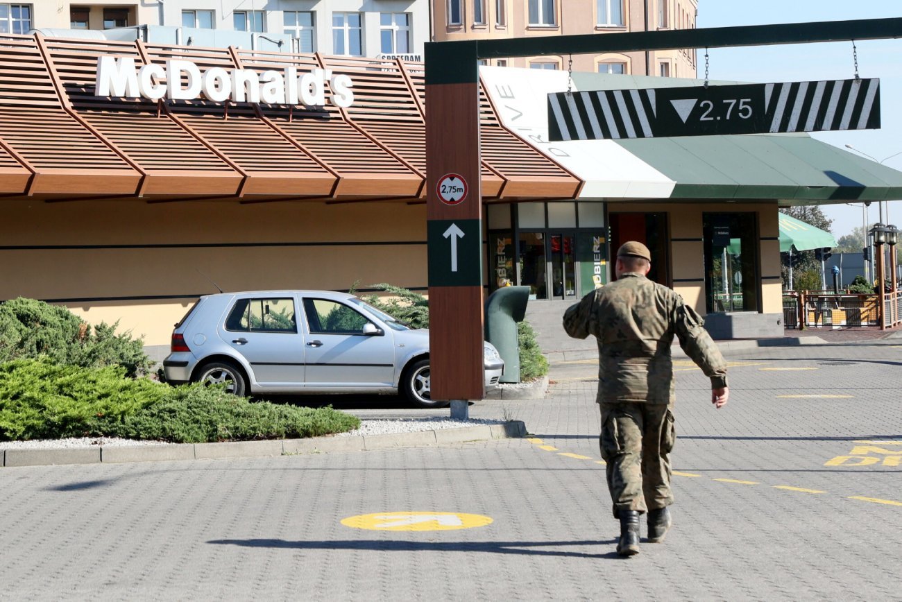 McDonald's oferuje darmowe posiłki dla służb mundurowych. Ale nie wszyscy się łapią i są inne problemy.