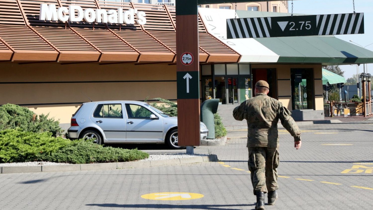 McDonald's oferuje darmowe posiłki dla służb mundurowych. Ale nie wszyscy się łapią i są inne problemy.