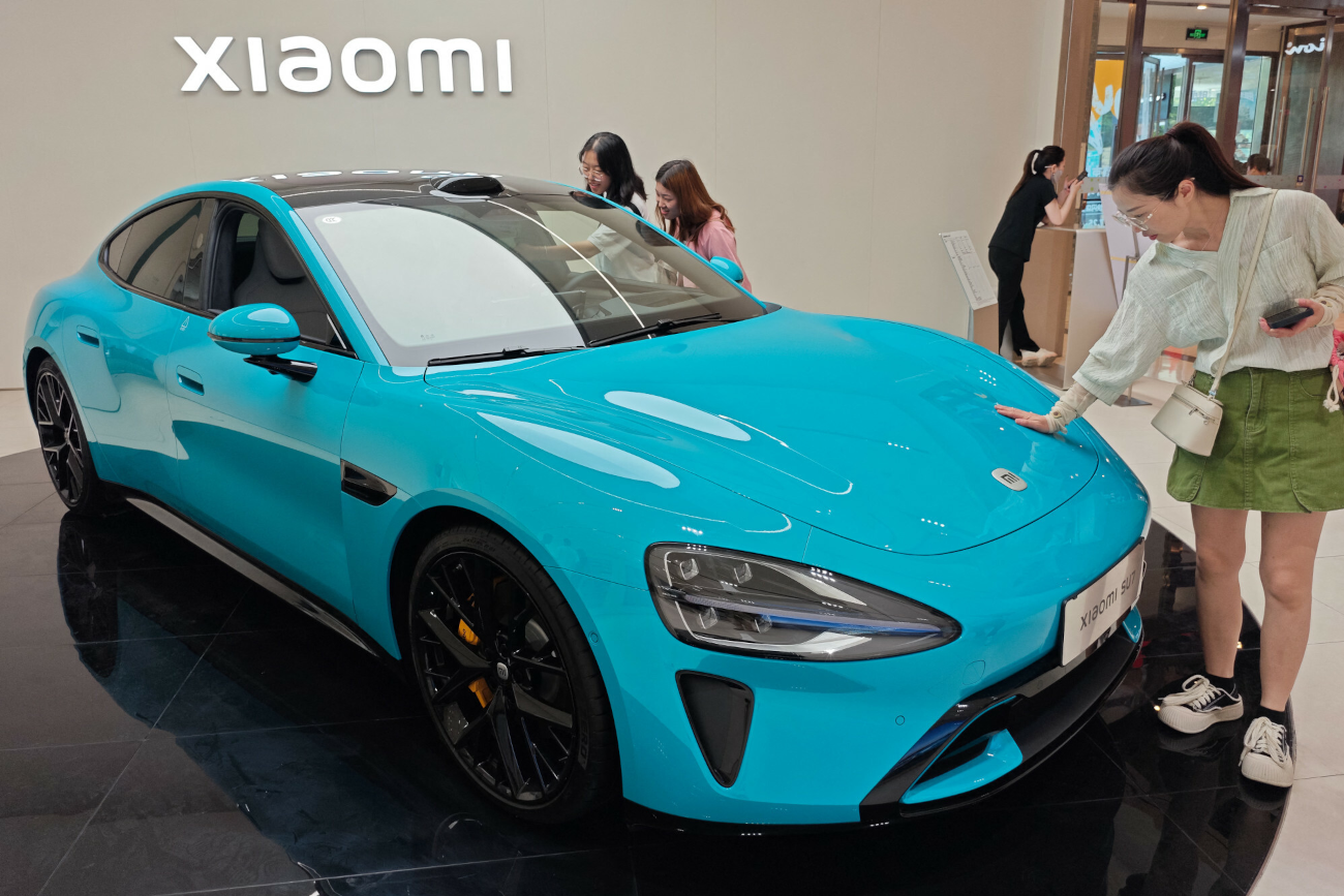 Xiaomi wprowadziło na chiński rynek nowy samochód elektryczny. W porównaniu wypada lepiej niż Tesla Model 3