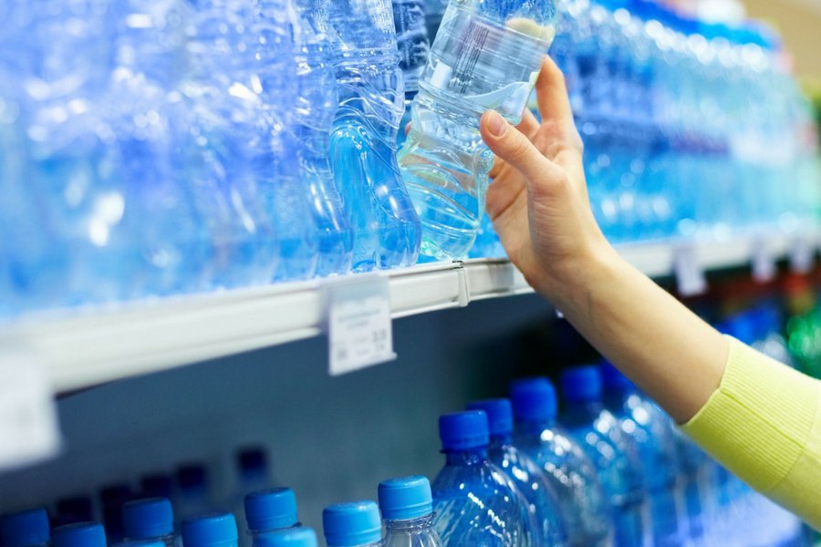 Z półek sklepowych znikają feralne partie wód Małpolanka Zdrój Premium Gazowana oraz Malinowy Zdrój Niskosodowa Lekko Gazowana.