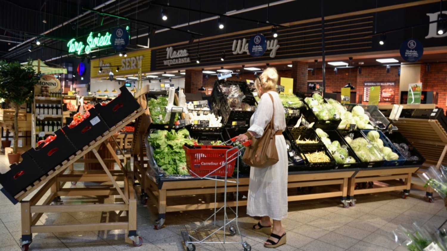 Kobieta na zakupach w supermarkecie.