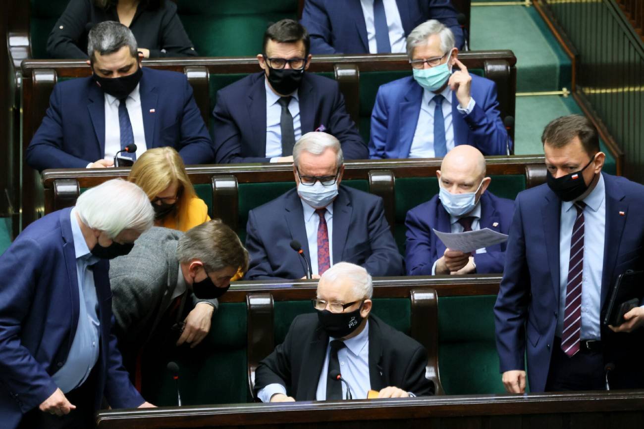 Polscy posłowie wokół Jarosława Kaczyńskiego.