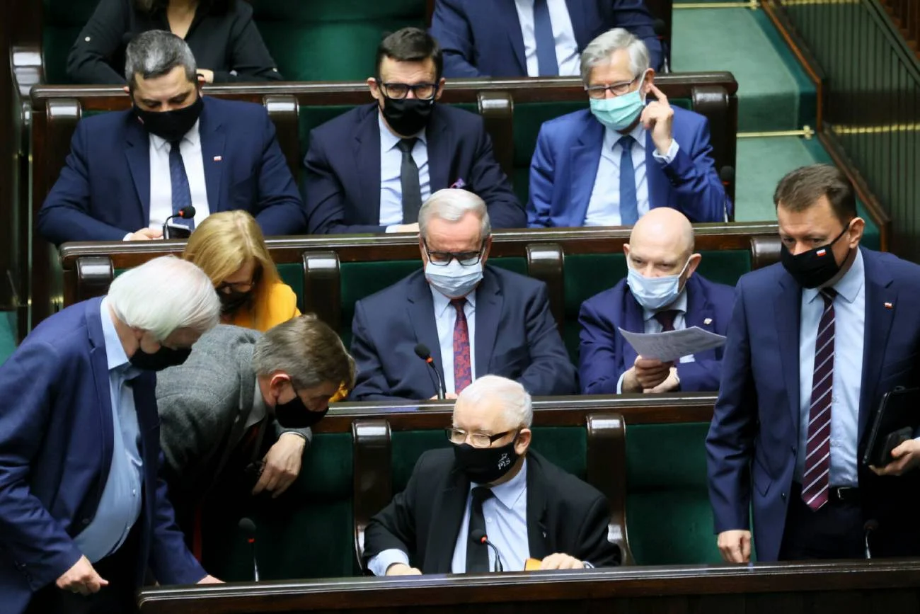 Polscy posłowie wokół Jarosława Kaczyńskiego.