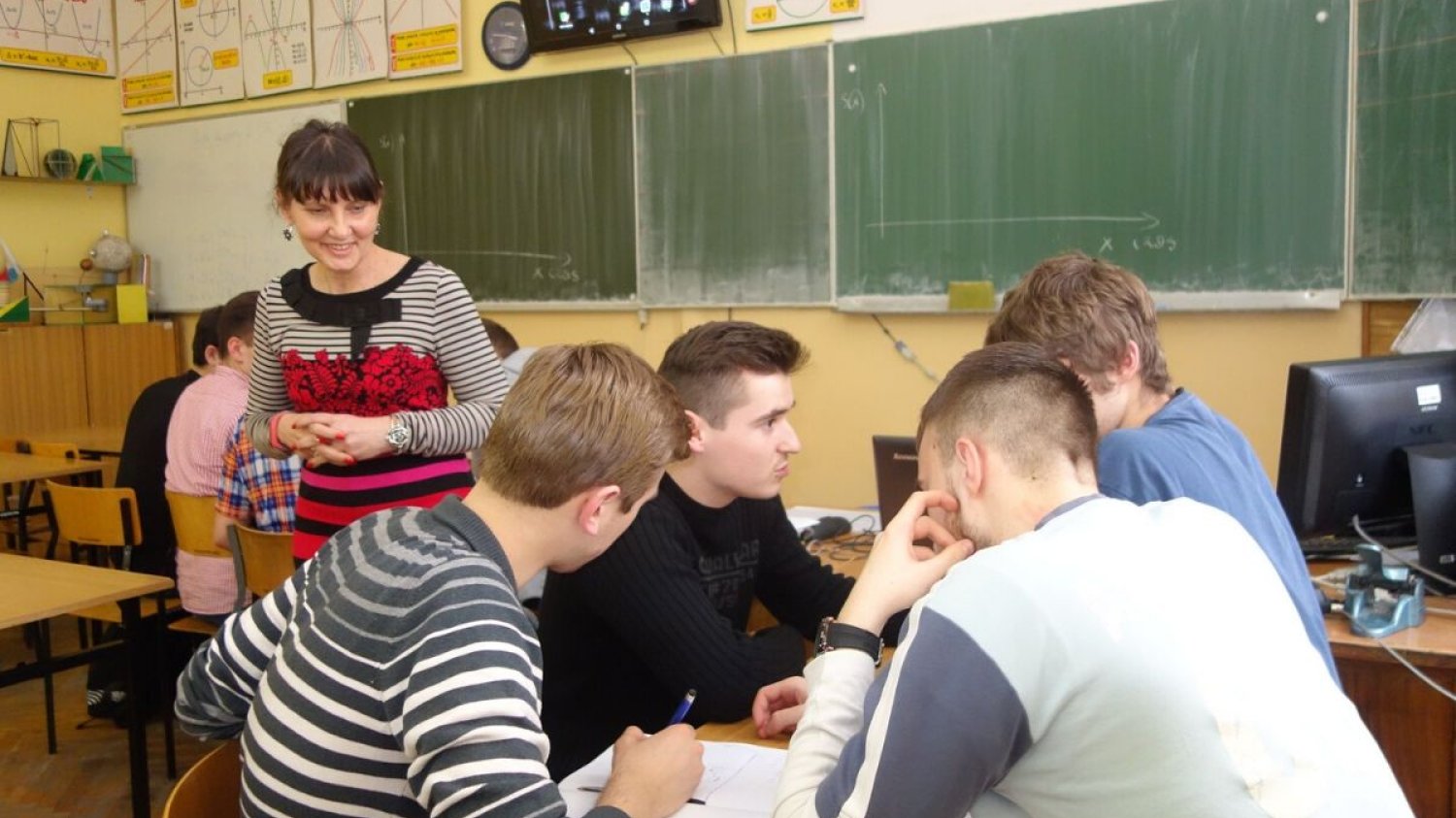 Efekt podwyżki płacy minimalnej jest taki, że nauczyciel stażysta zarabia mniej niż woźny czy portier.