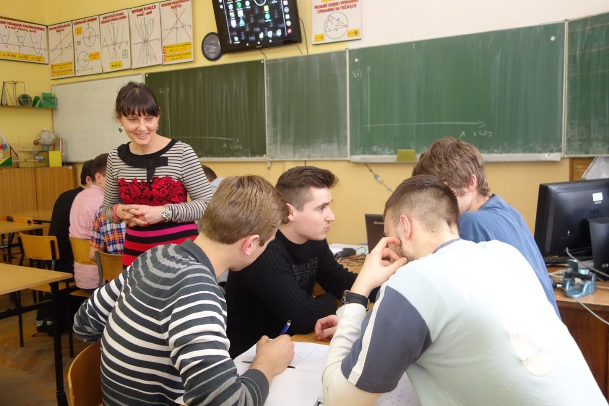 Efekt podwyżki płacy minimalnej jest taki, że nauczyciel stażysta zarabia mniej niż woźny czy portier.