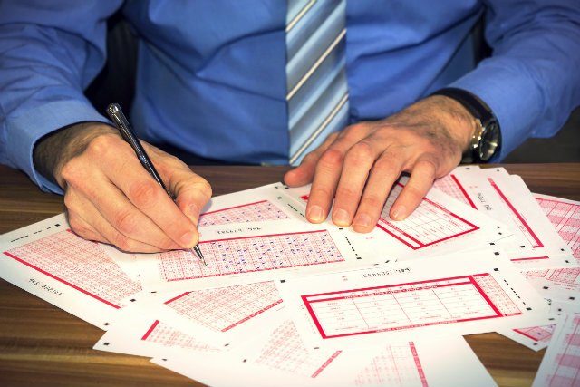 Powerball to loteria, która działa na wyobraźnię. W ubiegłym roku w wyniku kumulacji można w niej było wygrać 1,3 mld dolarów