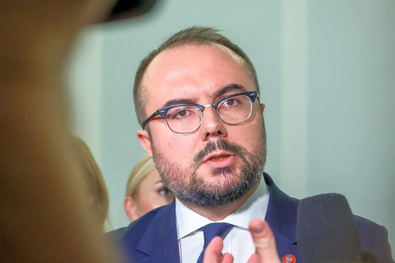 Paweł Jabłoński, były wiceszef MSZ pozwany za Ostrołękę.