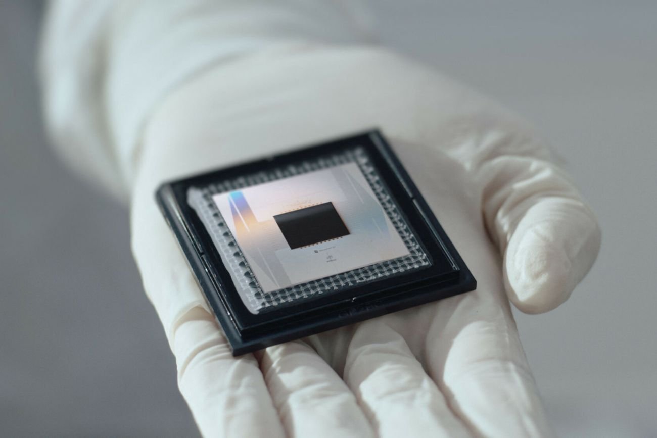 Najnowszy chip wyprodukowany przez laboratorium komputerów kwantowych Google’a wykracza poza nasze dotychczasowe rozumienie mocy obliczeniowych. Zadania, które najszybszemu superkomputerowi zajęłyby 10 septylionów lat, chipowi Willow zajmują 5 min.