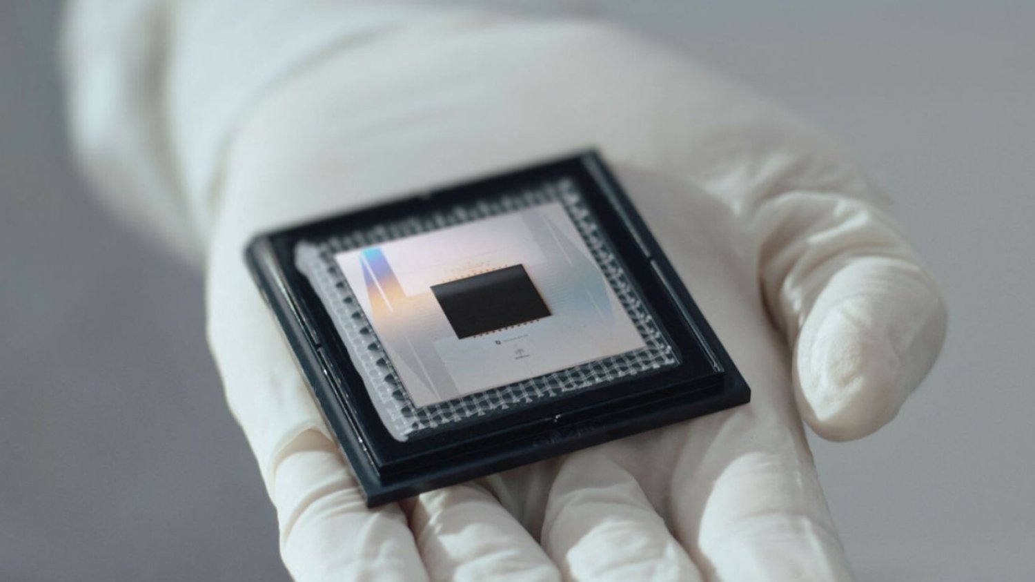 Najnowszy chip wyprodukowany przez laboratorium komputerów kwantowych Google’a wykracza poza nasze dotychczasowe rozumienie mocy obliczeniowych. Zadania, które najszybszemu superkomputerowi zajęłyby 10 septylionów lat, chipowi Willow zajmują 5 min.