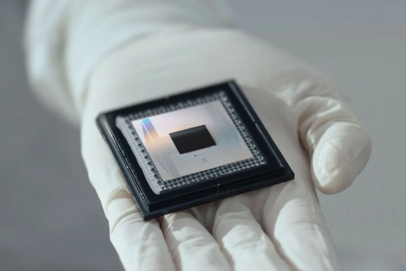 Najnowszy chip wyprodukowany przez laboratorium komputerów kwantowych Google’a wykracza poza nasze dotychczasowe rozumienie mocy obliczeniowych. Zadania, które najszybszemu superkomputerowi zajęłyby 10 septylionów lat, chipowi Willow zajmują 5 min.