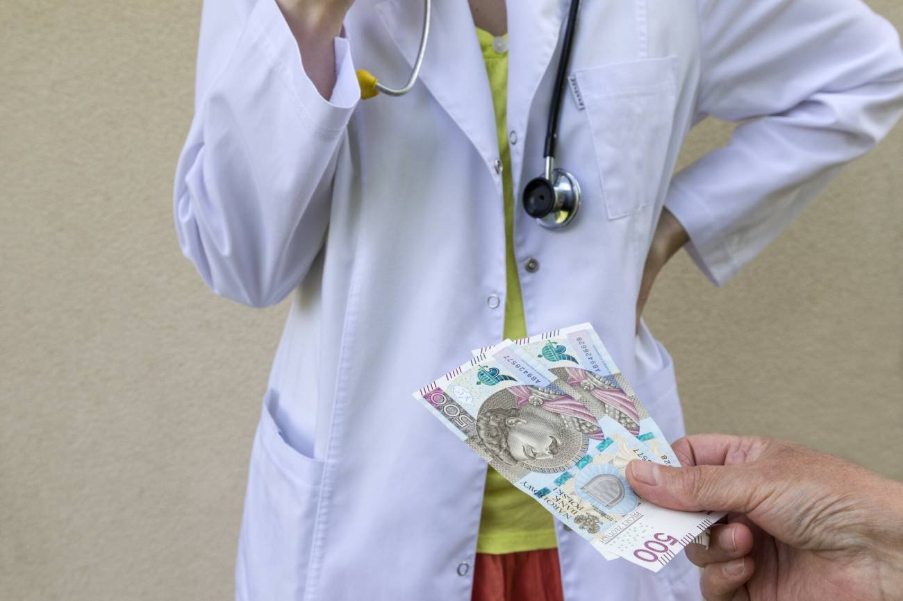 Dawanie pieniędzy lekarzowi.