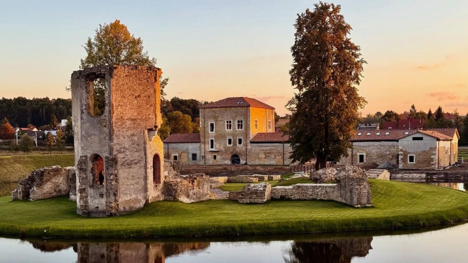 Zamek Ćmielów otwiera się dla turystów. Odbudowali zapomniany zabytek i stworzyli hit. Zamek Ćmielów.