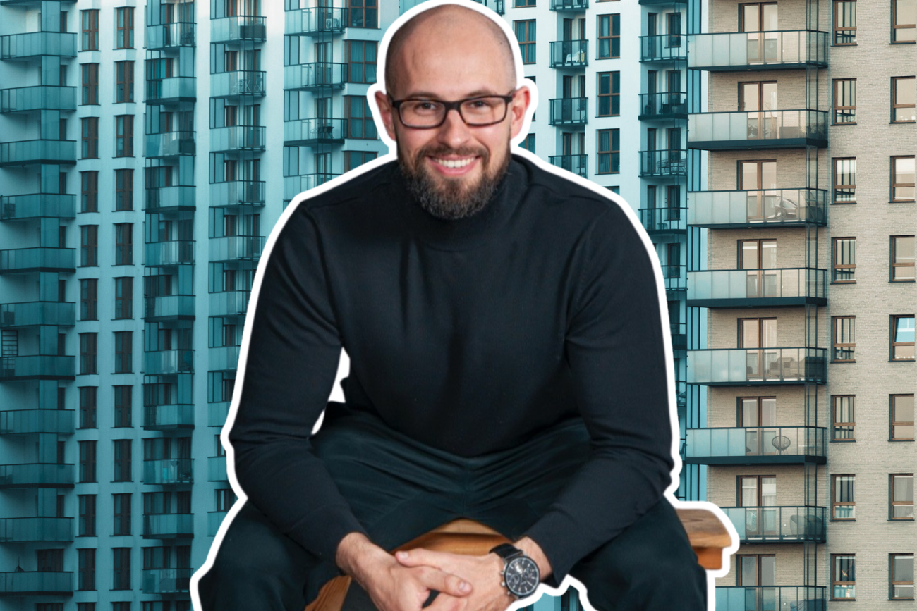 Adrian Wąsowski na tle mieszkań.