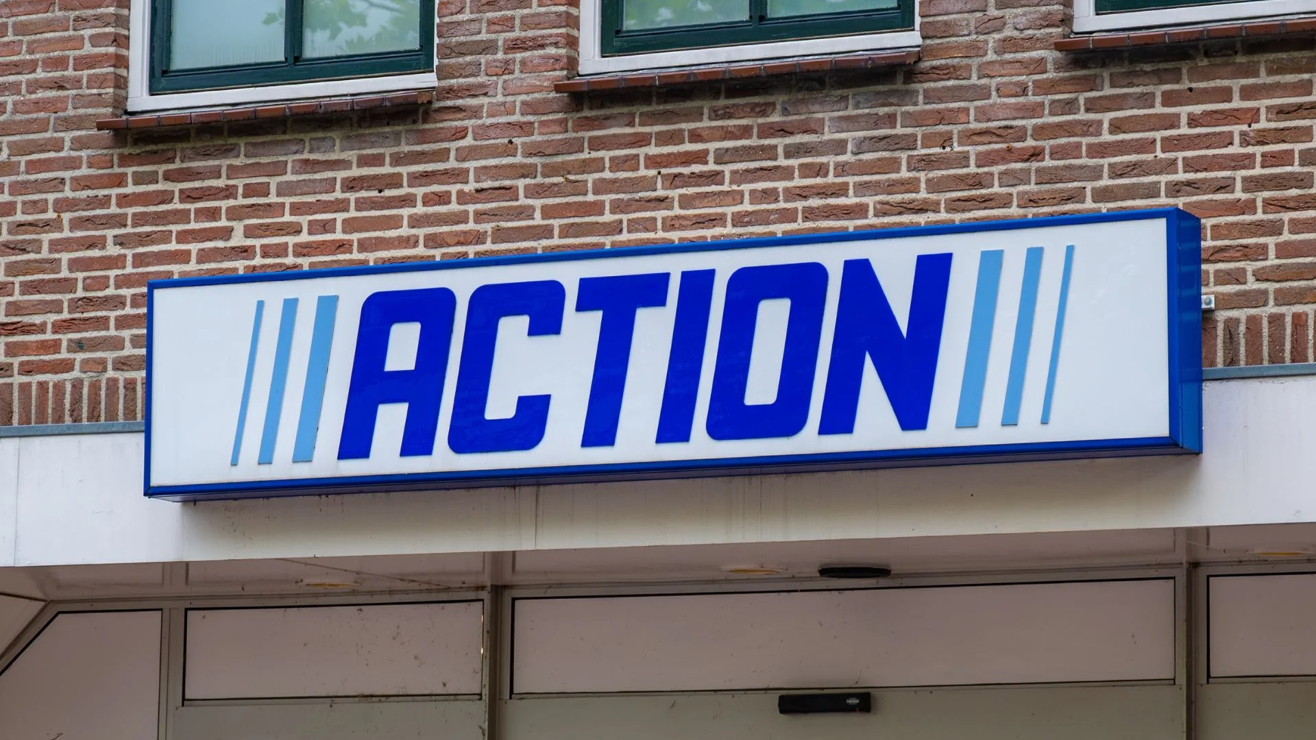 Action odpala nową promocję! Szklana frytkownica beztłuszczowa za mniej niż 200 zł. Logo sklepu Action.