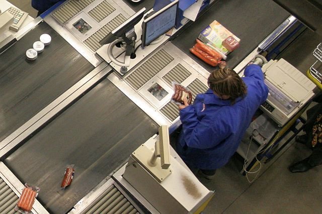 Polacy, mimo zakazu handlu, wciąż chodzą do sklepu w niedziele objęte zakazem.