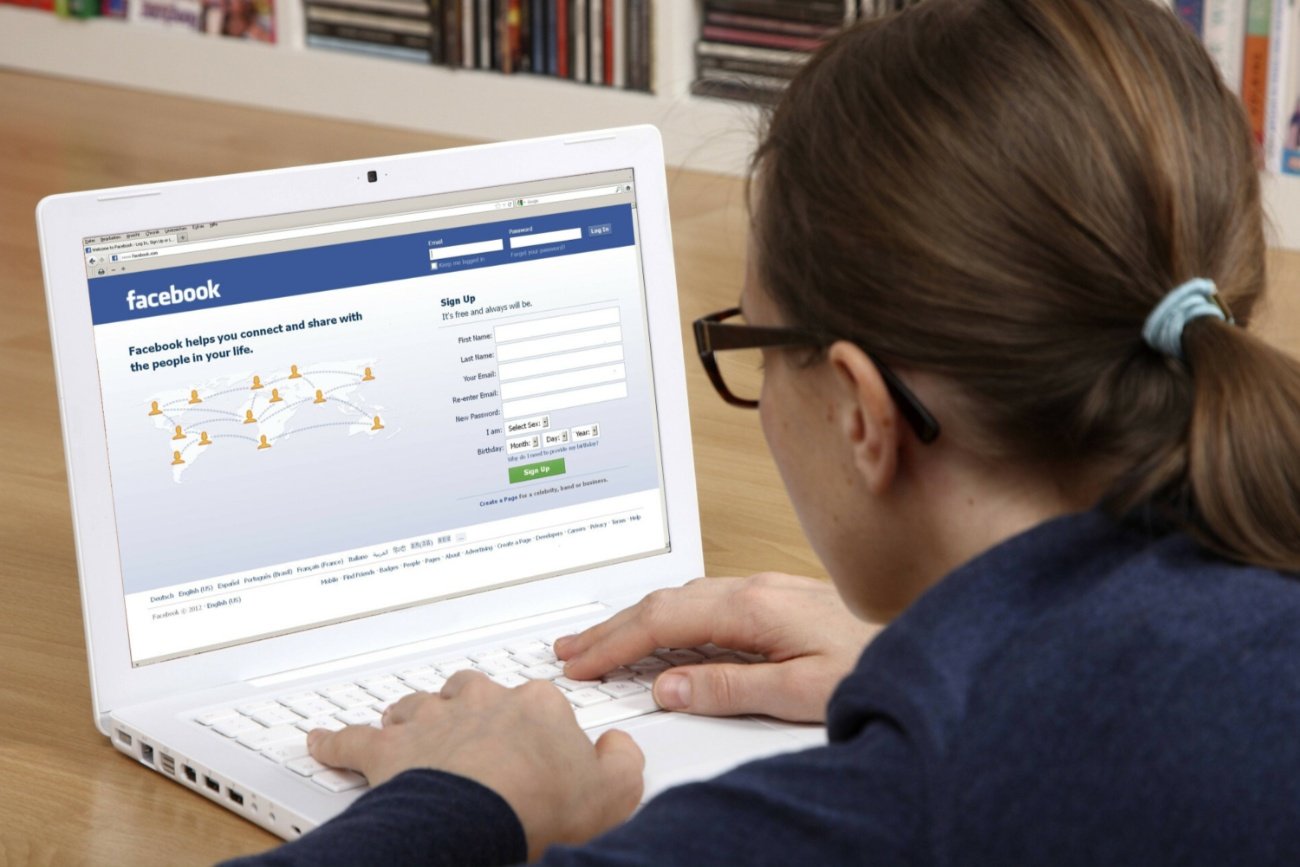 Kobieta, laptop, Facebook.