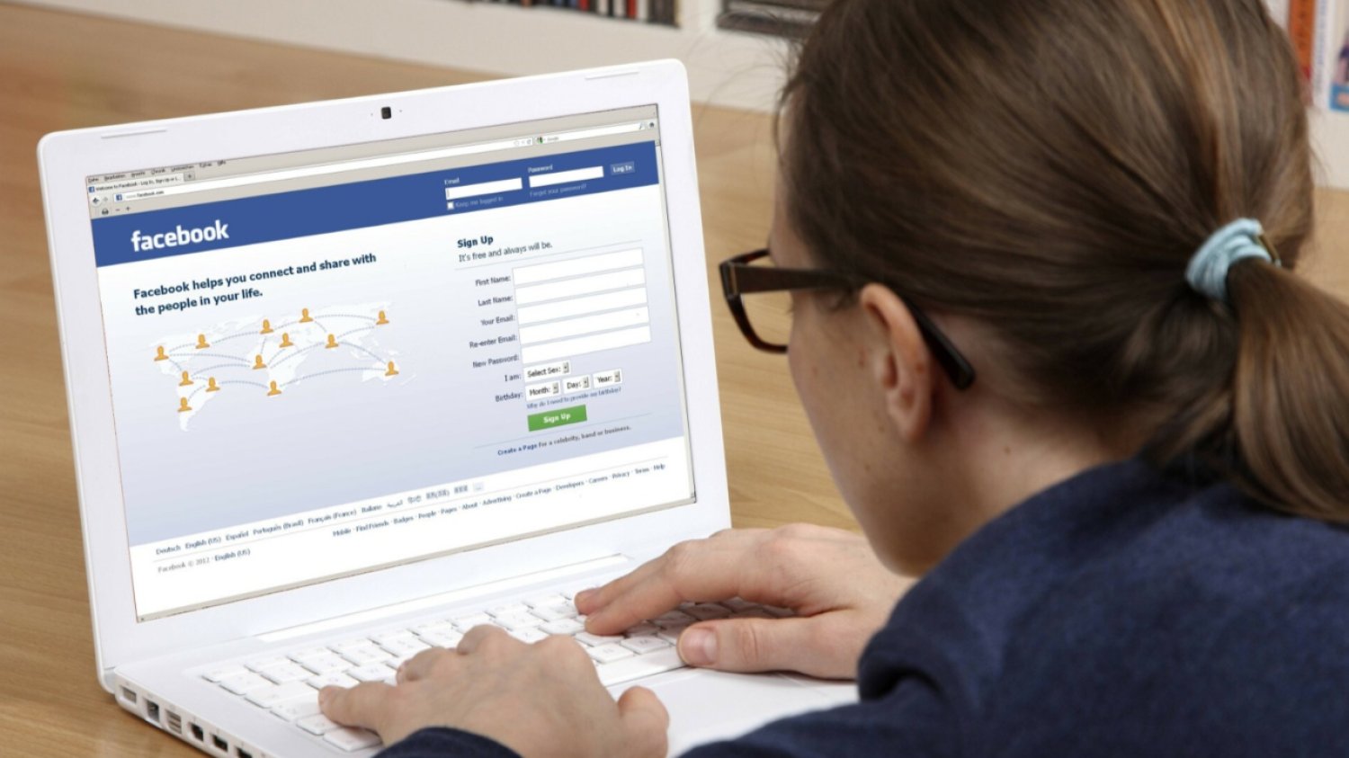 Kobieta, laptop, Facebook.