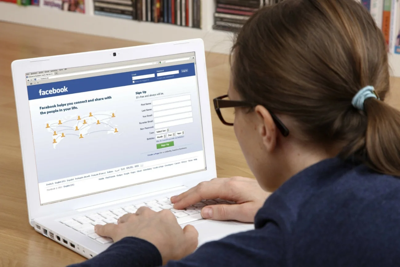 Kobieta, laptop, Facebook.