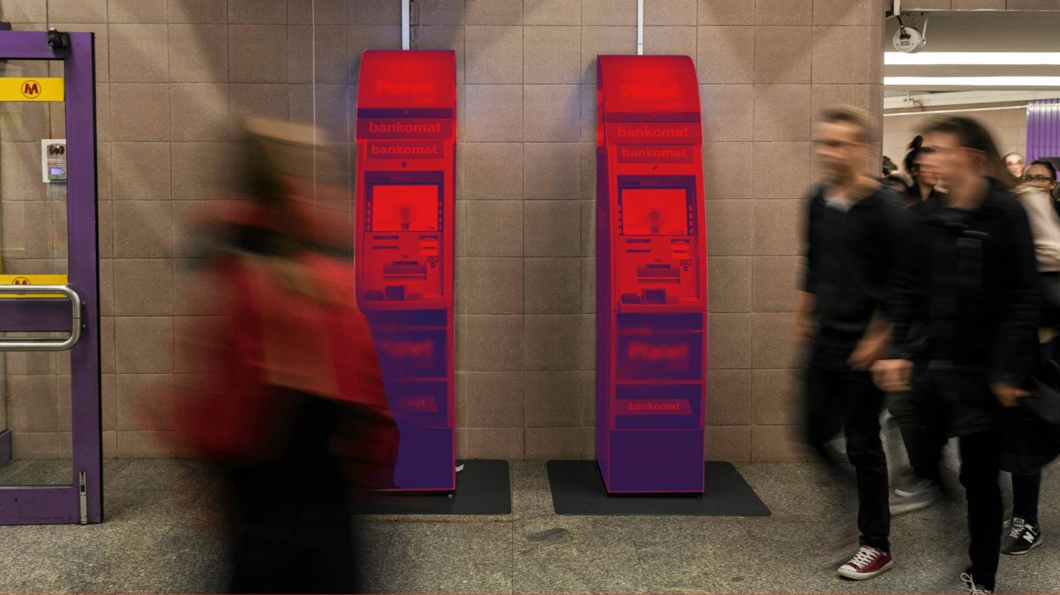Bankomaty w metrze. Warto mieć na uwadze kilka zasad bezpieczeństwa przy wypłacaniu gotówki z bankomatu.