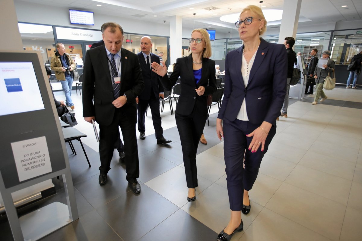 Minister finansów Teresa Czerwińska (w środku). Test przedsiębiorcy może przynieść resortowi aż 1,2 mld zł w 2020 r. Wyjaśniamy, na czym polega dziwny pomysł resortu