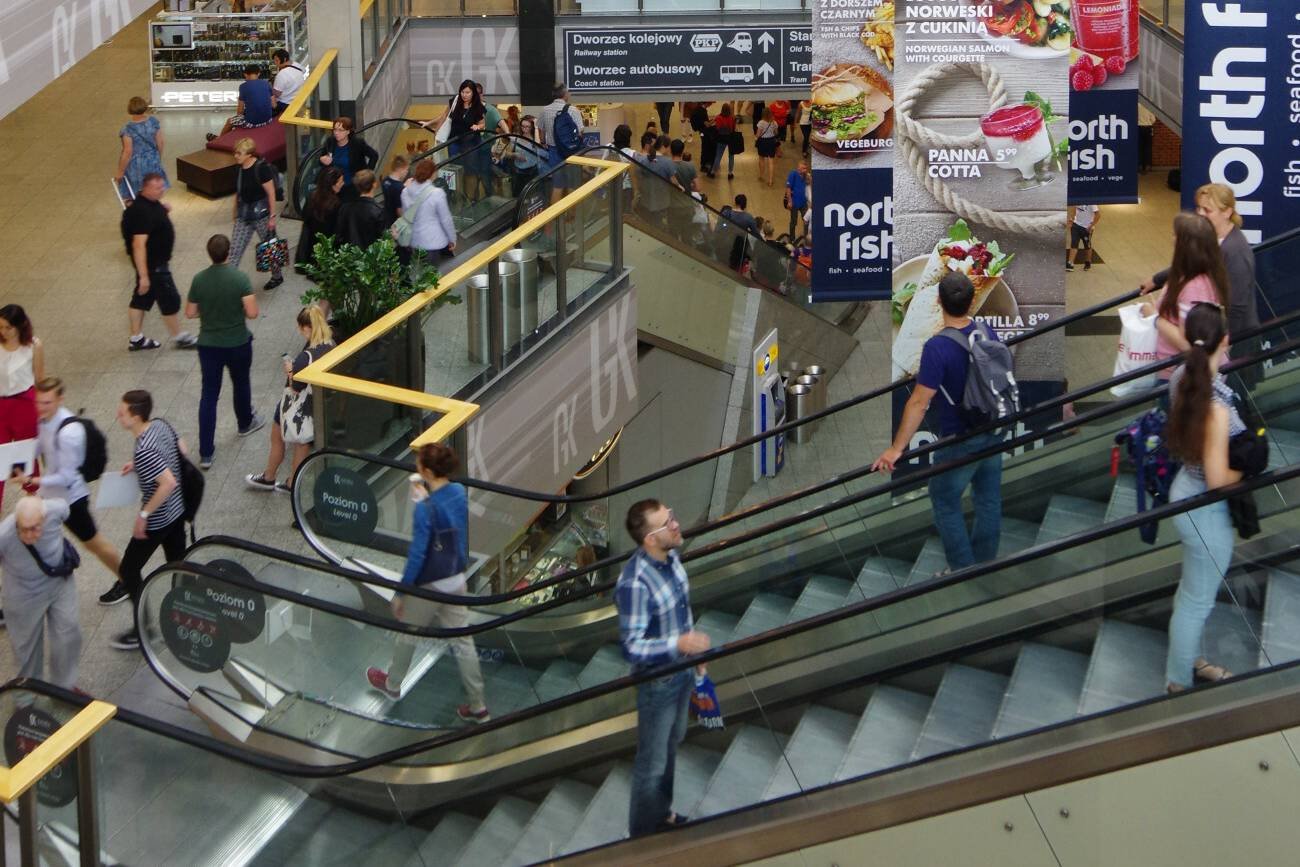 ludzie w centrum handlowym