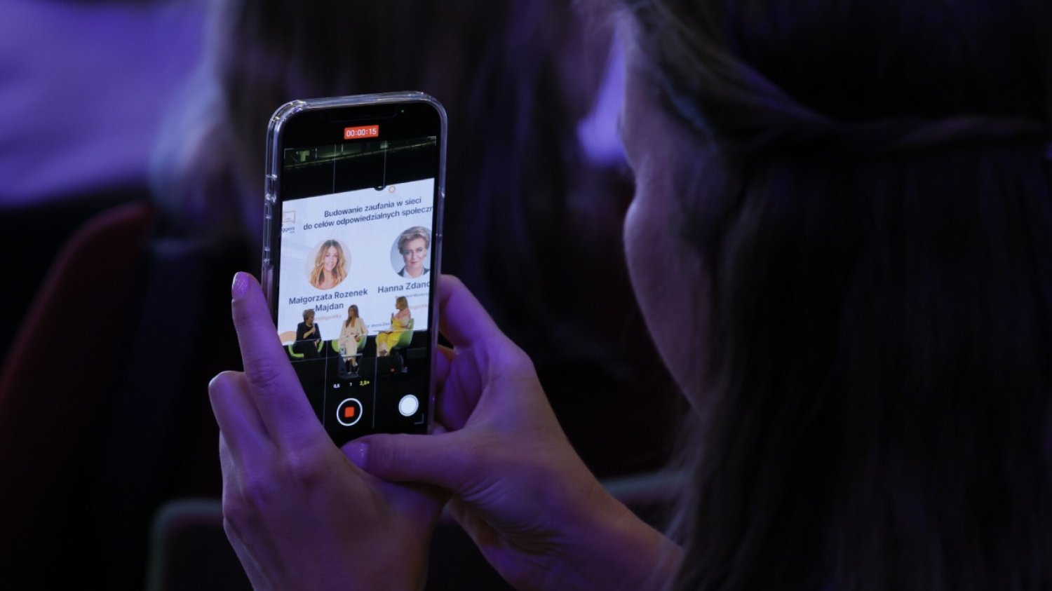 kobieta robiąca zdjęcie smartfonem