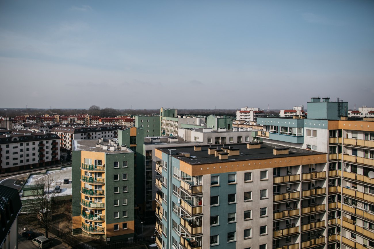 Widok z lotu ptaka na osiedle mieszkalne w Warszawie.