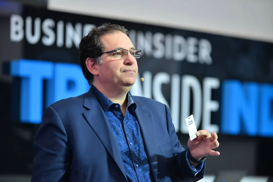 Kevin Mitnick tłumaczy, jako łatwo skopiować kartę wstępu do firmy.