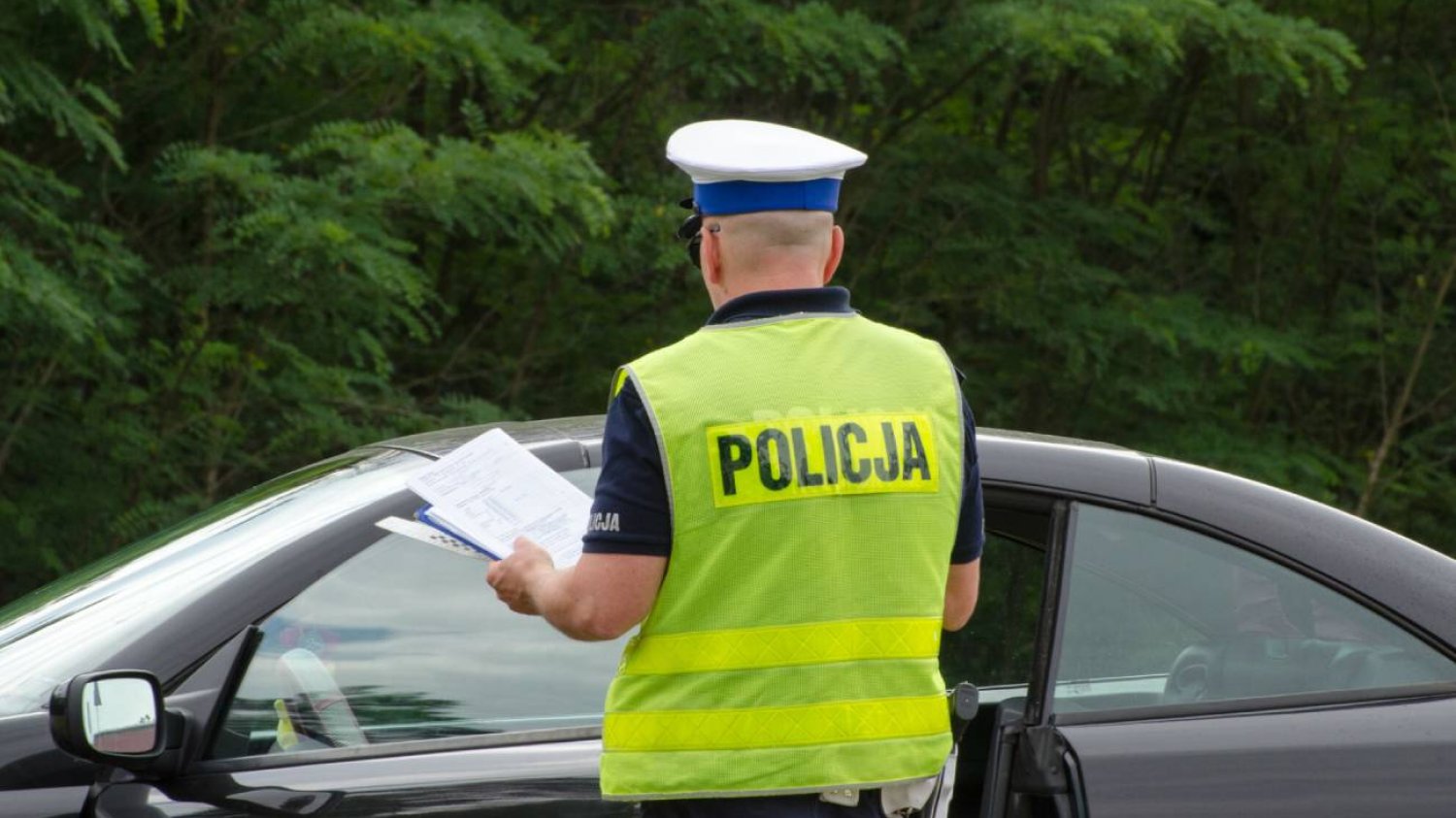 Policjant podczas kontroli drogowej