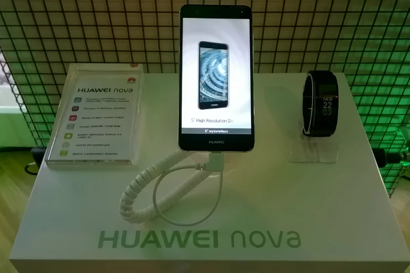 Smartfon Huawei Nova będzie na razie dostępny na wyłączność operatorską firmy Orange. W ramach tej oferty każdy klient otrzyma gratis opaskę Huawei TalkBand B3
