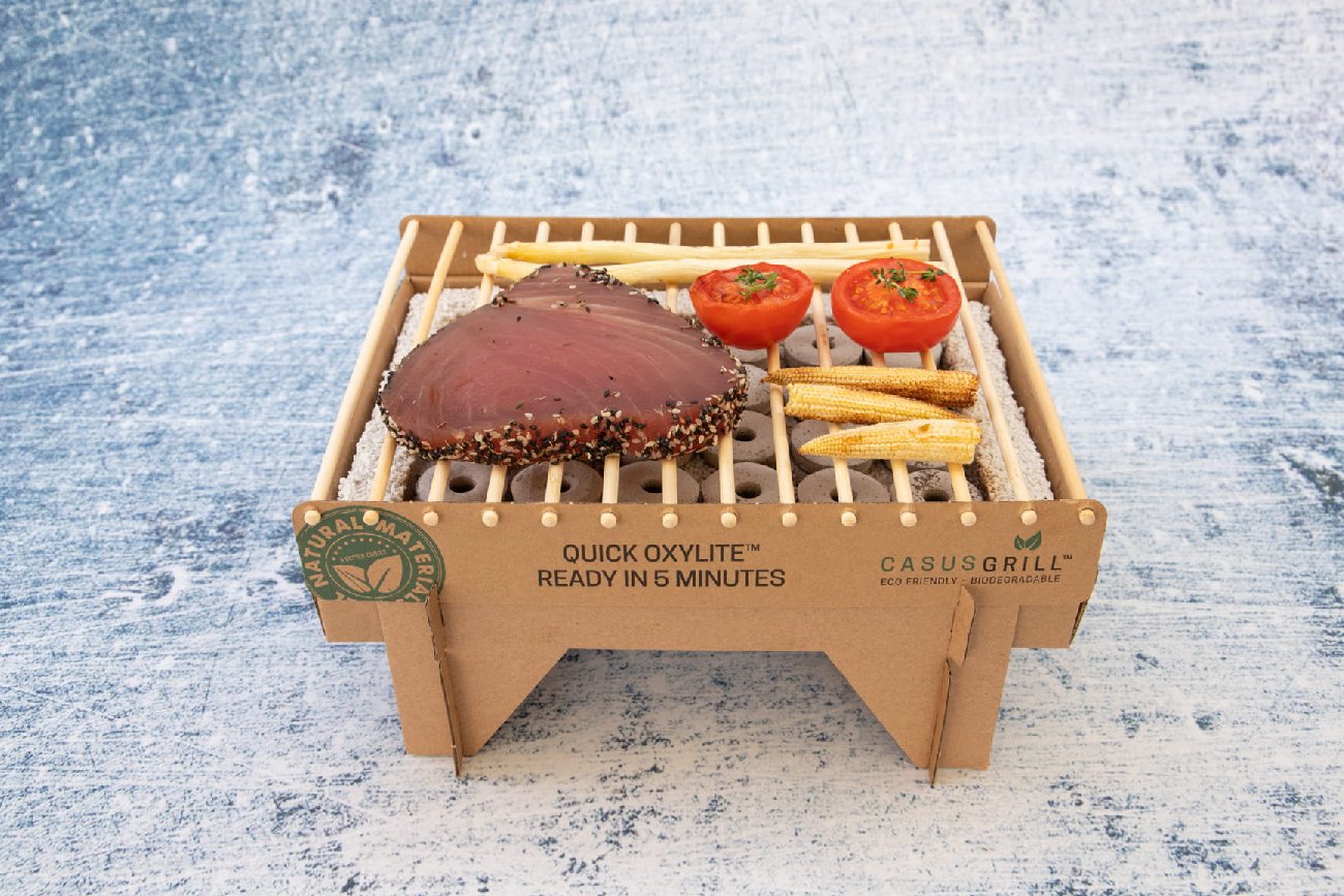 papierowy grill na którym smażą się warzywa i mięso