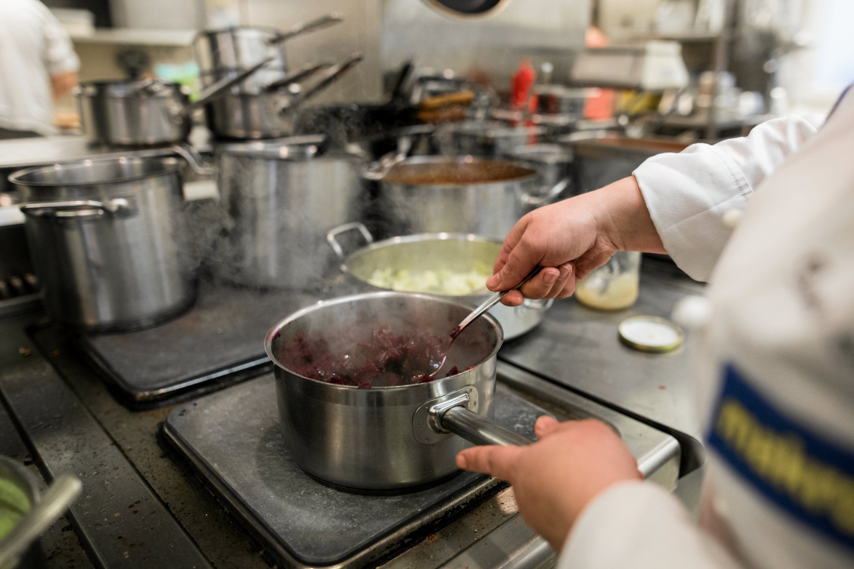 Pracownicy szczerz opowiadają o warunkach pracy w gastronomii.