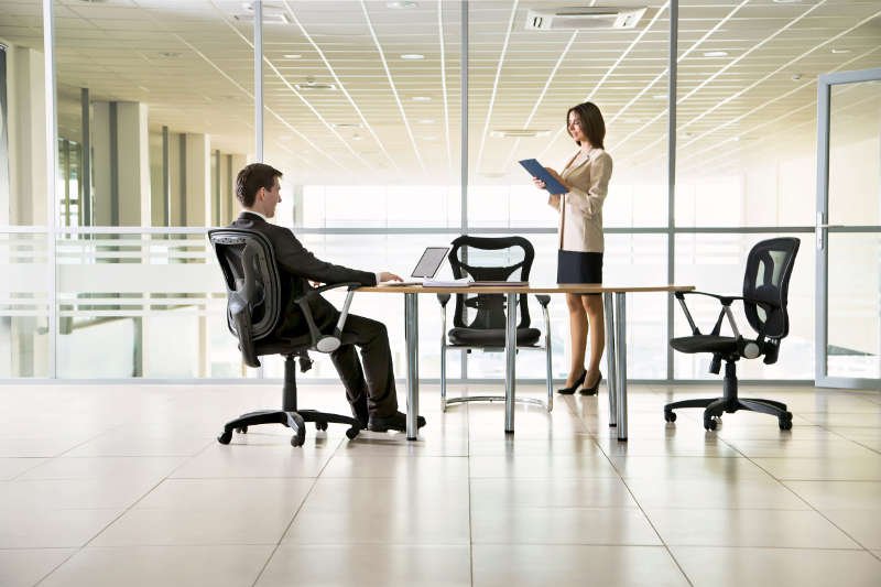 Dlaczego mężczyźni przebywają w firmie dłużej od kobiet? Bo udają, że...więcej pracują. To poprawia im samopoczucie