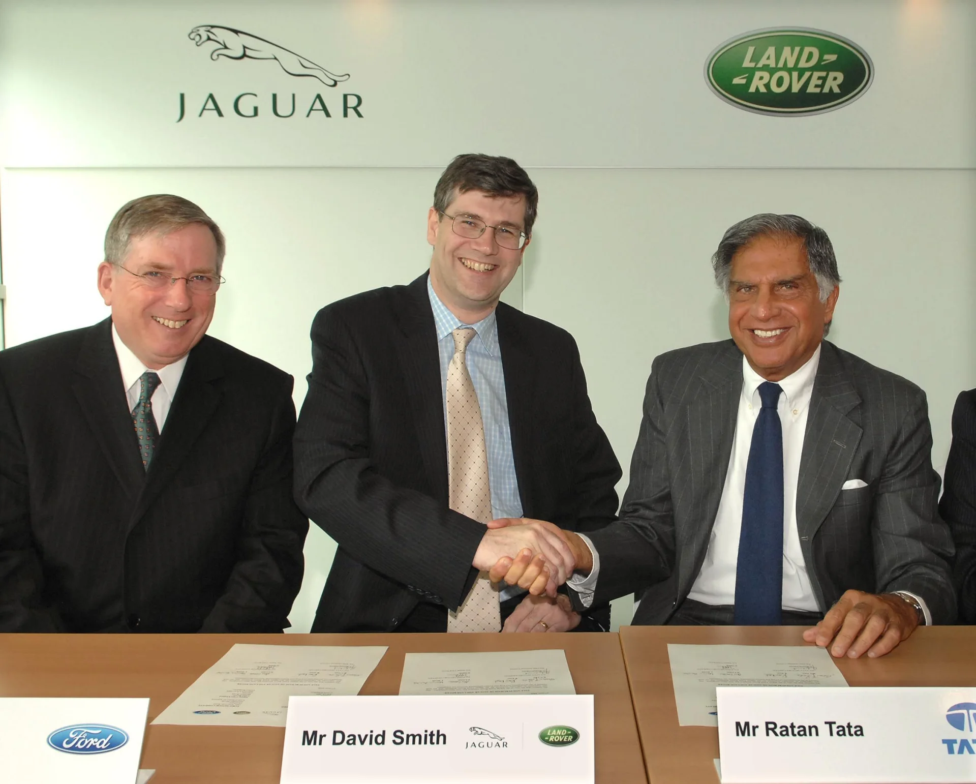Jaguar Land Rover przeszedł w indyjskie ręce. Od lewej Lewis Booth, (Ford), David Smith (Jaguar Land Rover) i Ratan Tata (Tata Motor)