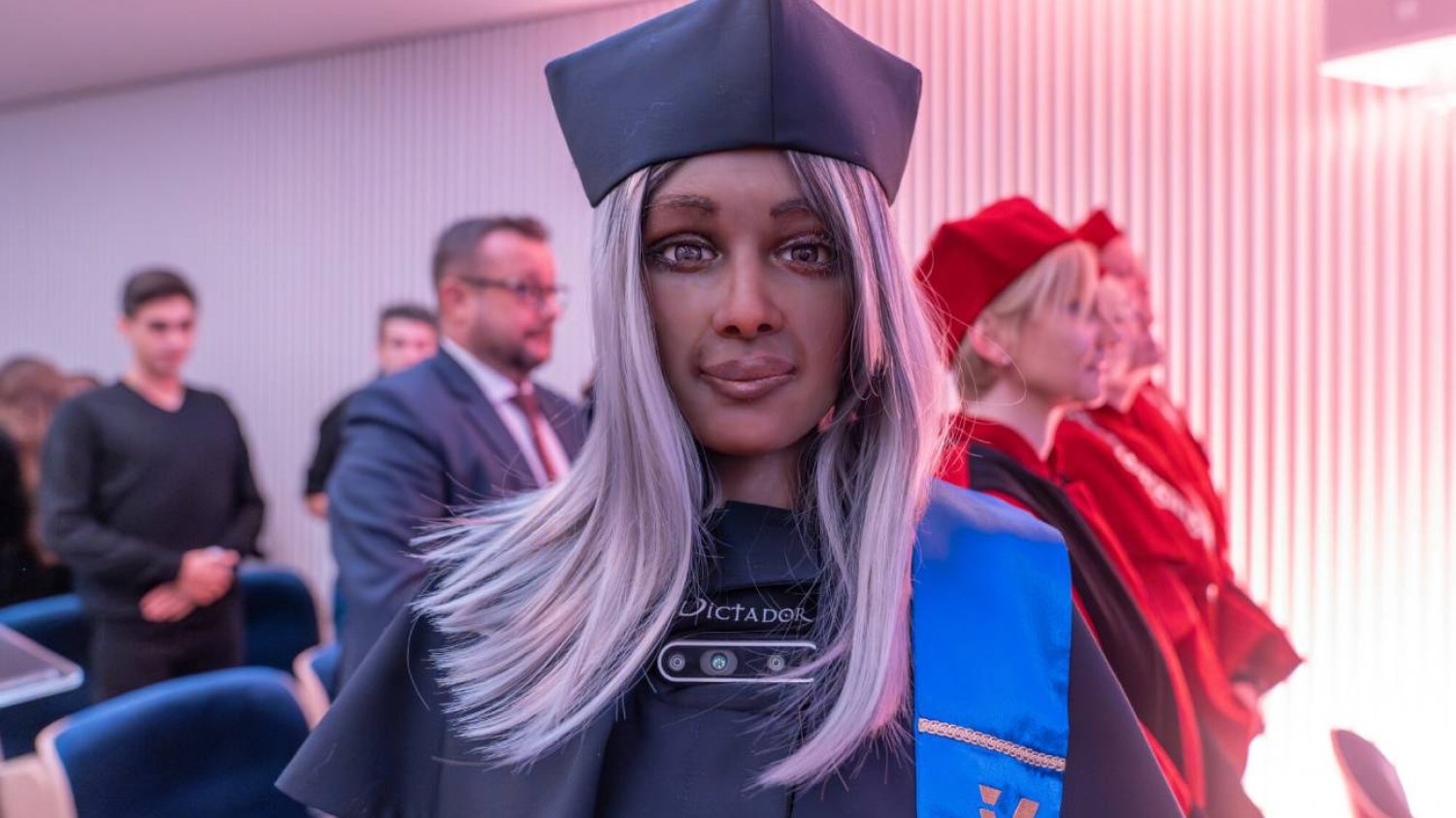 Robot Mika prezesem firmy Dictador i profesorem.