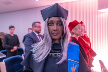 Robot Mika prezesem firmy Dictador i profesorem.