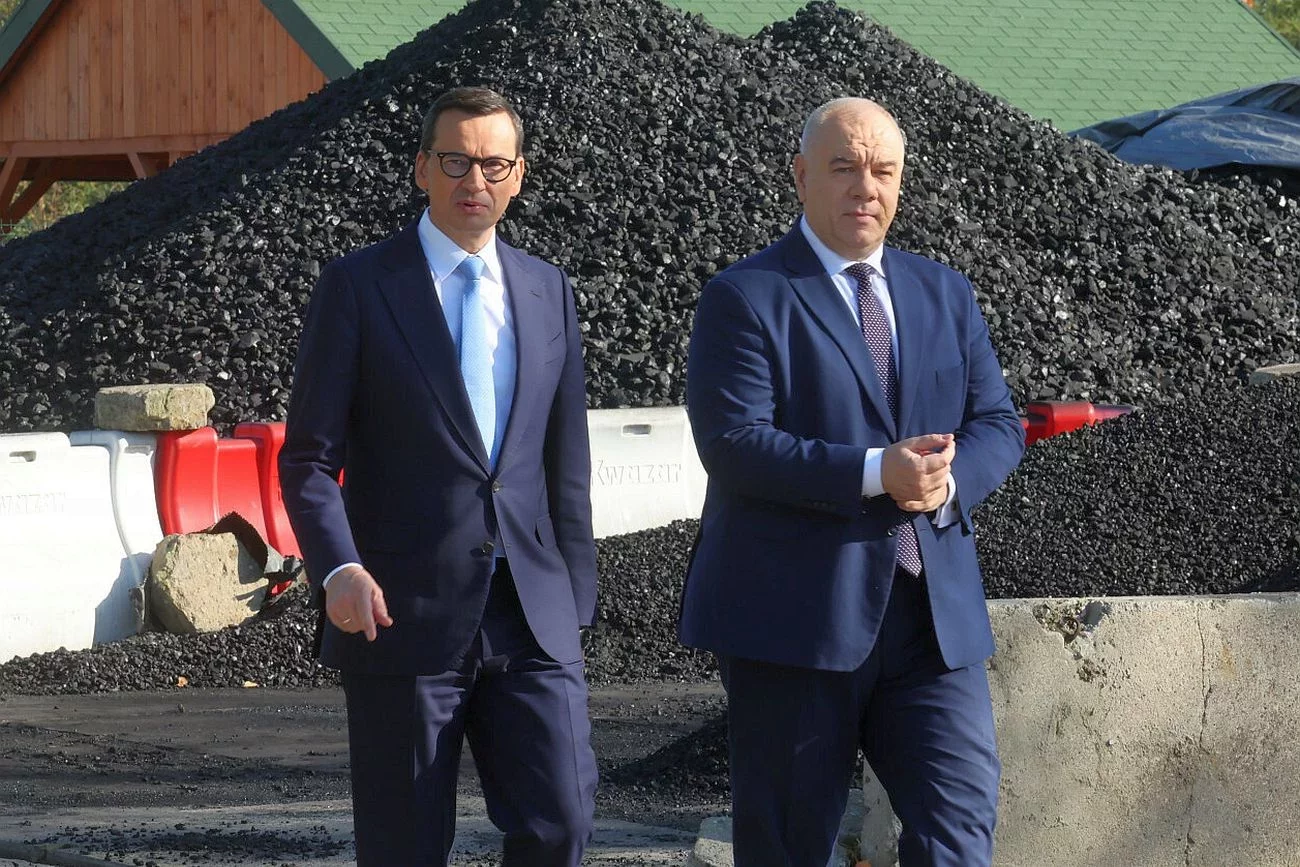 Premierzy Morawiecki i Sasin na tle węgla w Otwocku