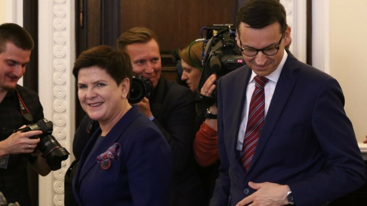 Ponad połowa Polaków uważa, że szef rządu nie powinien zarabiać więcej niż 10 tys. zł