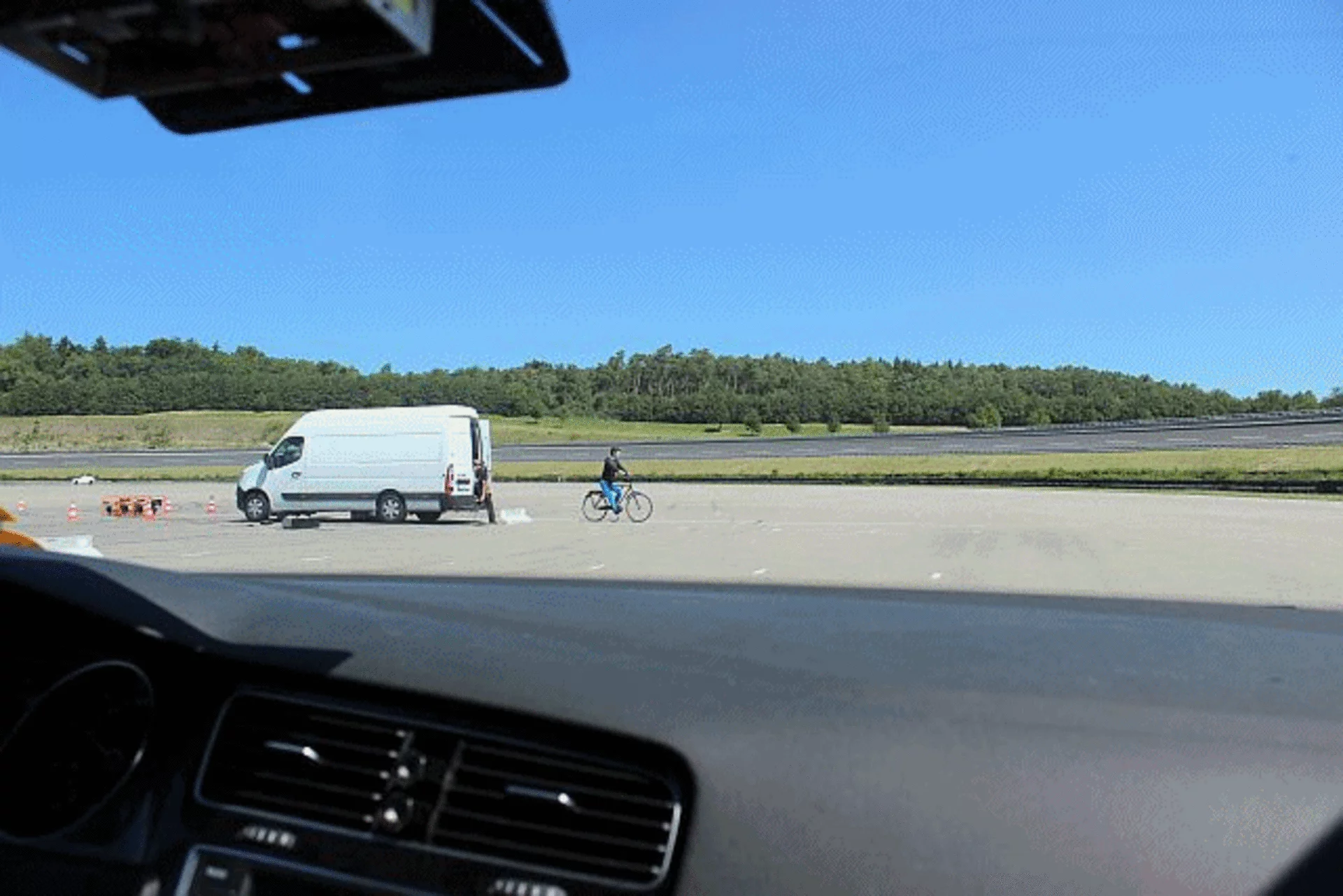 Auto zahamowało samo, manekin przeżył.