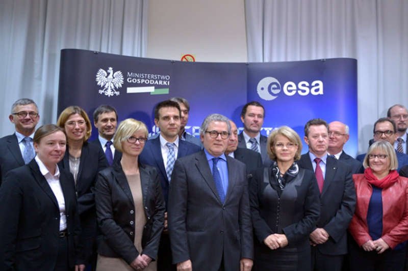 W uroczystości podpisania umowy z ESA uczestniczyły firmy i instytucje, które opracowały nowoczesne projekty z dziedziny informatyki, zaawansowanych technologii lotniczych, meteorologii, nawigacji czy aplikacji satelitarnych
