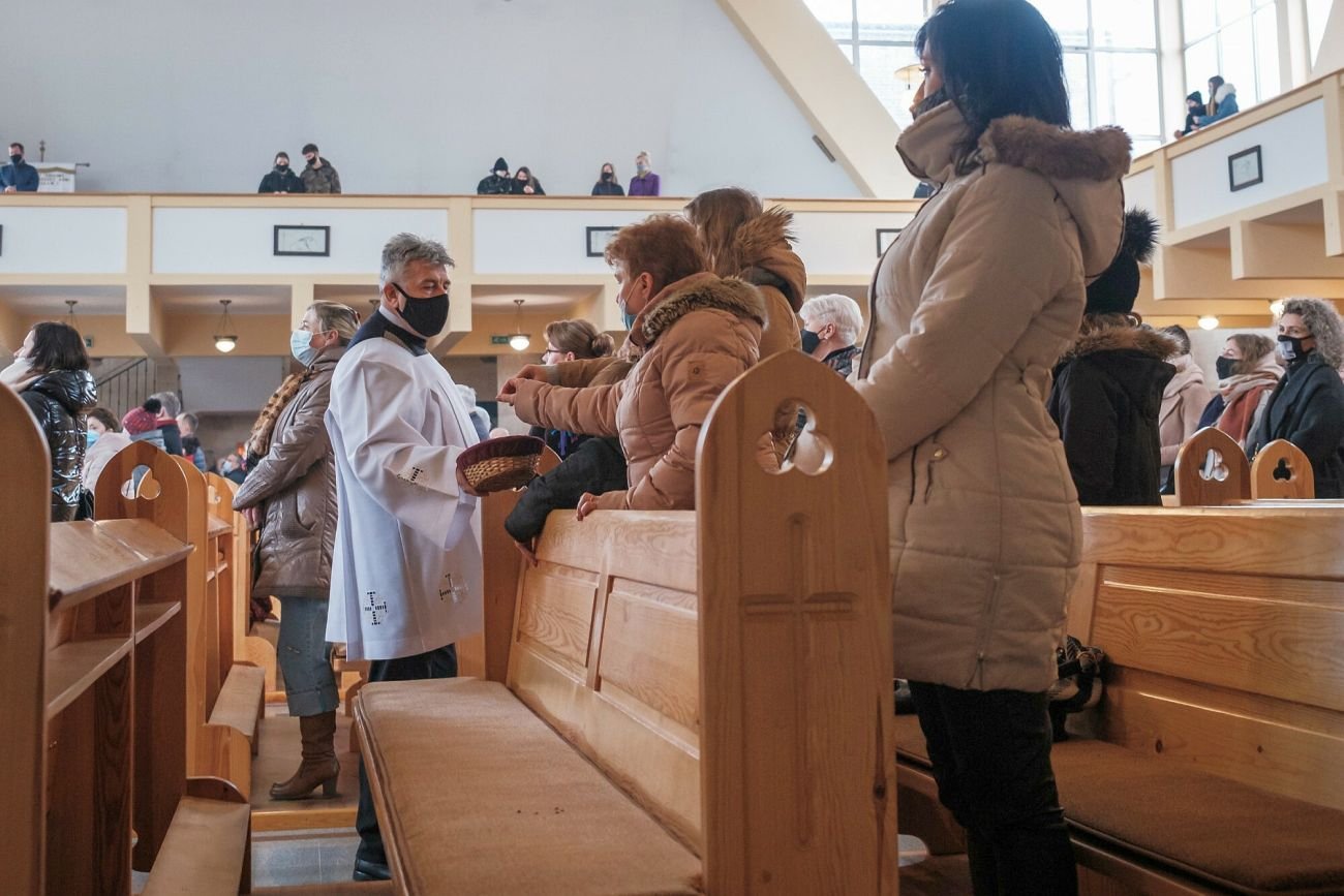 Ławka w kościele to promocja drewna? Oczywiście, należy się wygrana w konkursie