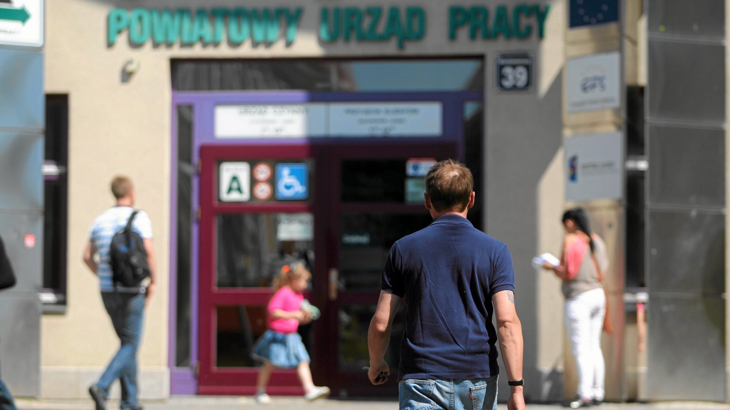 Kolejki w urzędach pracy mogą się wydłużyć. Jesienią spodziewana jest fala zwolnień, jakiej dawno nie widzieliśmy