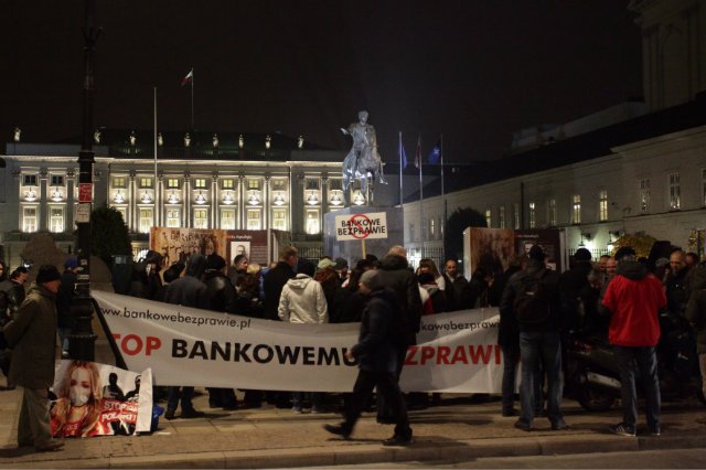 Demonstracja przeciwko kredytodawcom pod Pałacem Preydenckim.