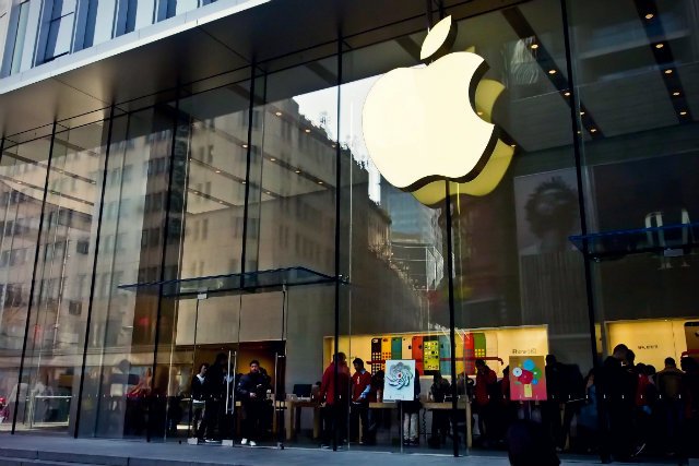 Apple jest coraz częściej krytykowane za odtwórczość i brak innowacji, którymi przez lata zachwycał swoich klientów. Nie przeszkadza to jednak spółce z Cupertino bić kolejnych rekordów