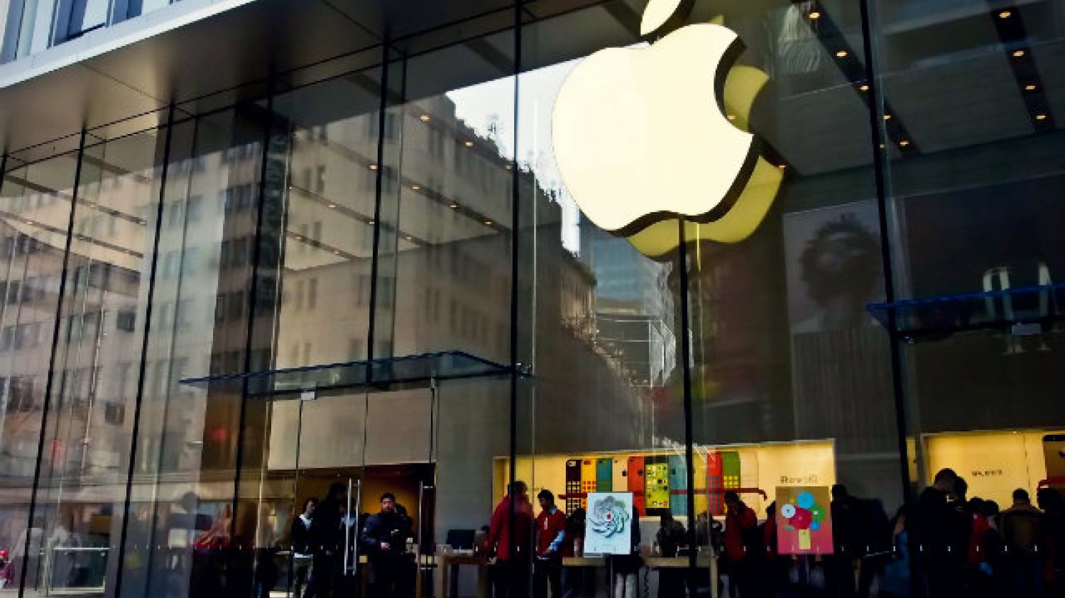Apple jest coraz częściej krytykowane za odtwórczość i brak innowacji, którymi przez lata zachwycał swoich klientów. Nie przeszkadza to jednak spółce z Cupertino bić kolejnych rekordów