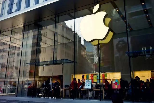 Apple jest coraz częściej krytykowane za odtwórczość i brak innowacji, którymi przez lata zachwycał swoich klientów. Nie przeszkadza to jednak spółce z Cupertino bić kolejnych rekordów
