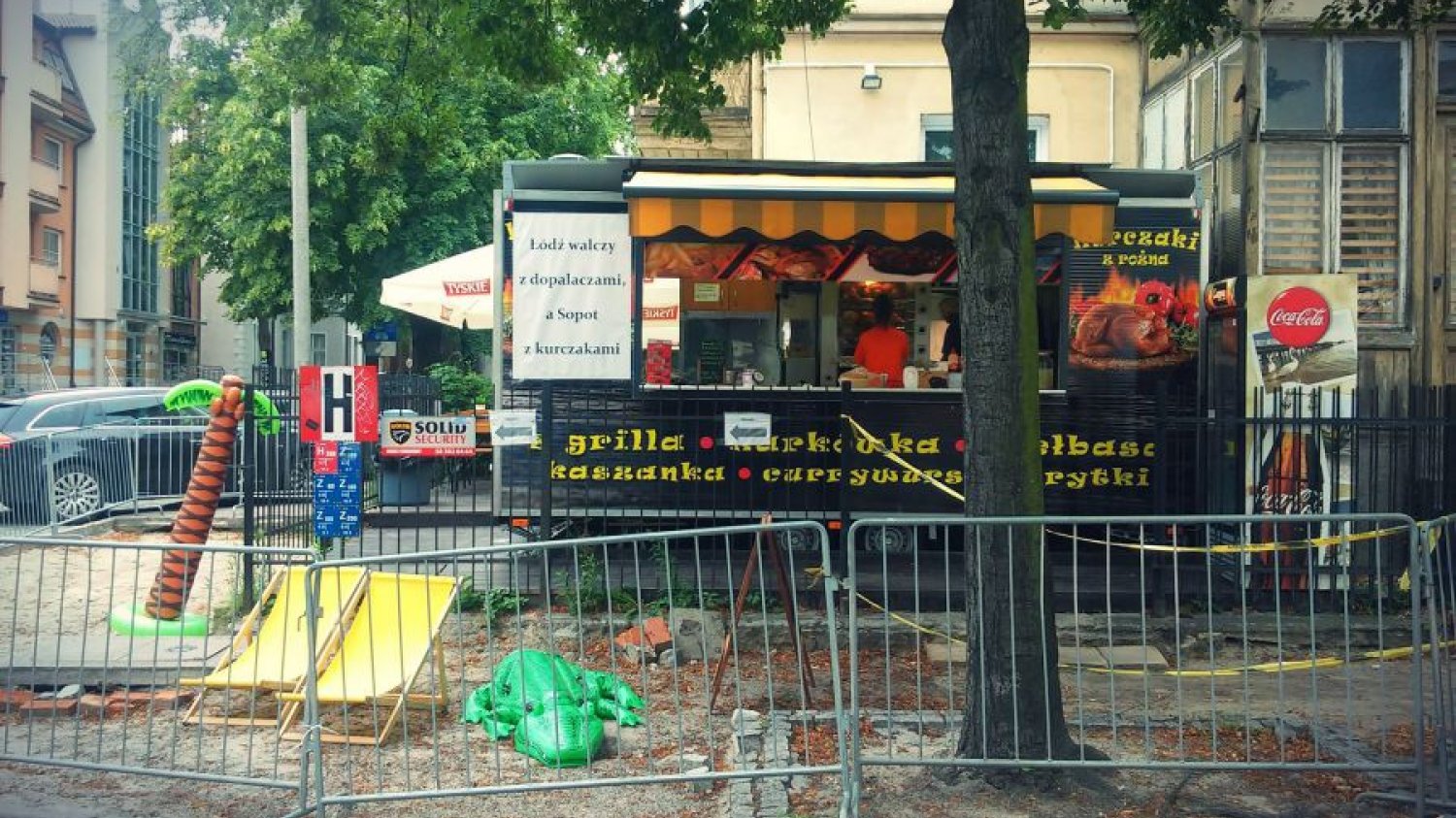 Groteskowa walka z nieestetyczną budą. Sopot, ulica Haffnera.